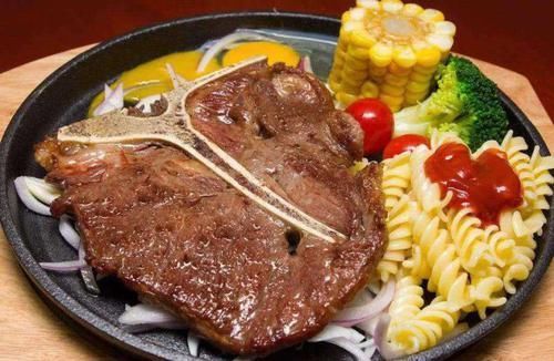 吃掉|吃牛排时盘子里有个煎蛋,不懂的人直接吃掉,服务员闹笑话了