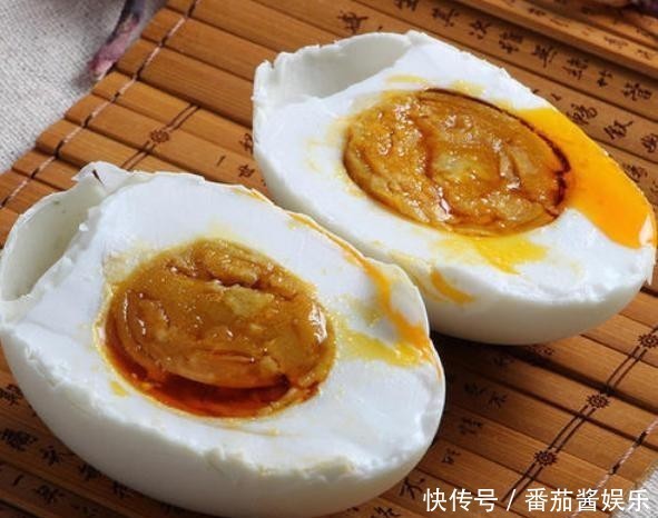 高邮咸鸭|中国哪里的咸鸭蛋好吃?这3个地方评价高!酥沙流油,好吃下饭