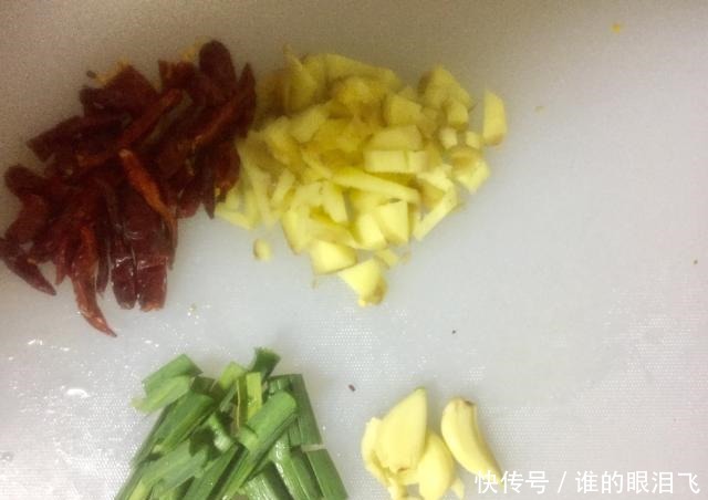 加上|天凉了,我们乡下人喜欢用白鲢鱼加上它炖,端上桌再多也要吃完