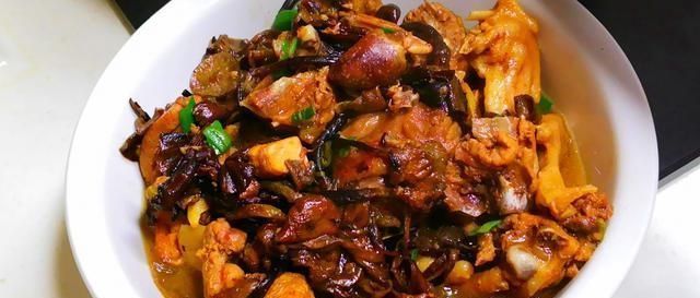  鸡肉|炖鸡时先焯水，还是直接炖，都不对！教你正确做法，肉不柴汤更鲜