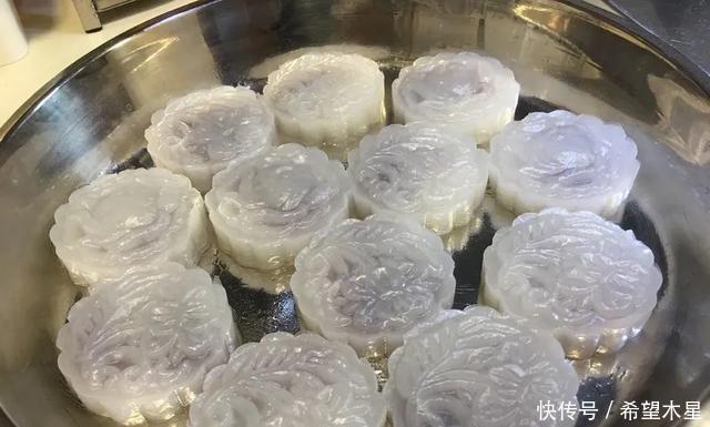 做法|最简单的月饼做法,一蒸一揉就搞定,口感带点爽脆又带点软糯