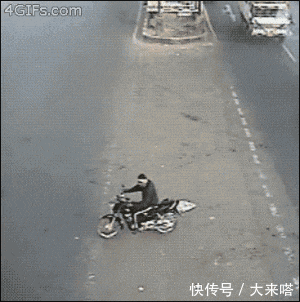  行人|镜头下: 那些不死也会被吓死的“惊险瞬间”